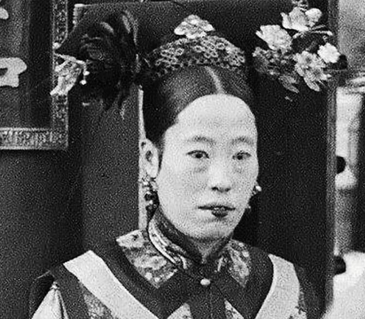 1888年，隆裕嫁给了小她3岁的表弟光绪，新婚当夜，光绪跪地大哭：“我不能与你同