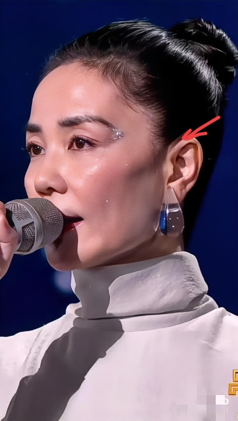 一夜之间，喜欢王菲的都沉默了不是因为那首歌太高雅听不懂，而是她眼角竟看不