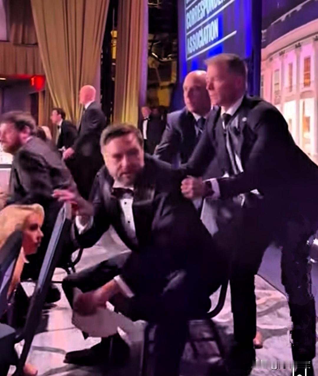 白宫枪响，特朗普还在正襟危坐，万斯第一个仓惶逃离！老板还未离座，万斯却如惊恐