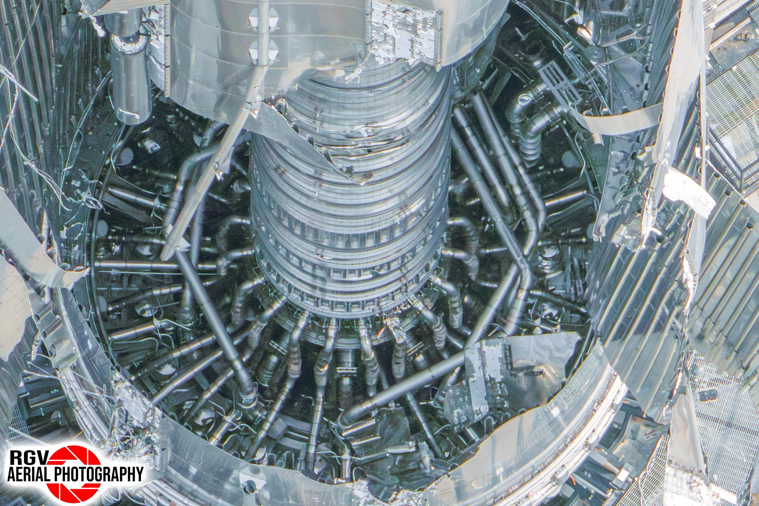 超重型火箭(B18)V3版贮箱内部曝光，可清晰看到推进剂输送管路结构。