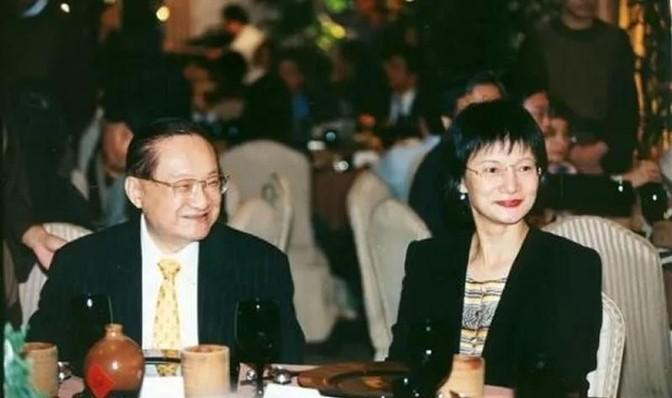 1966年的一天,金庸感到异常疲惫,决定去他常去的餐厅喝咖啡放松一下。