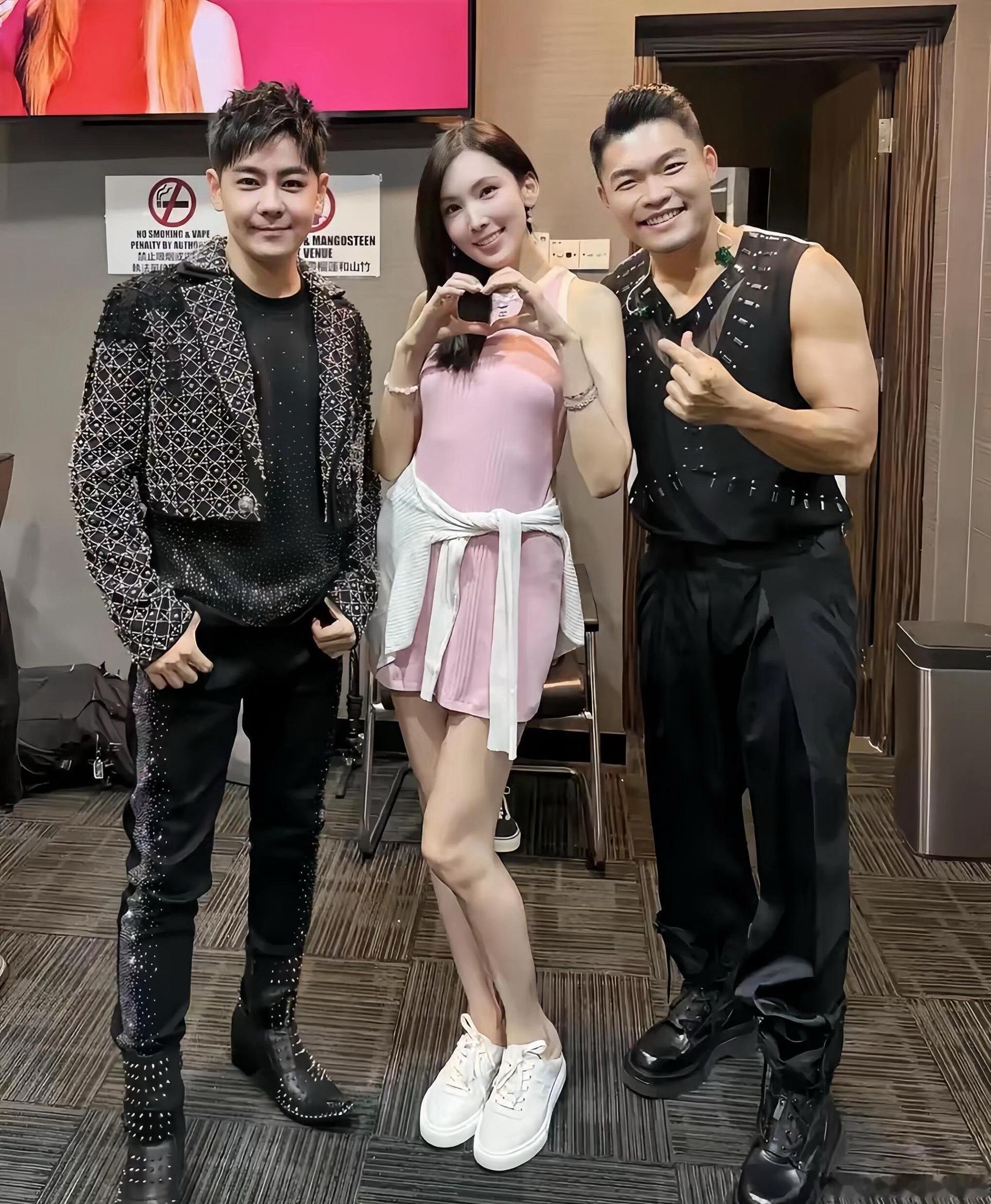 林志颖携妻子陈若仪现身马来西亚，夫妻俩与李玖哲合影。51岁的林志颖和小9岁的妻子