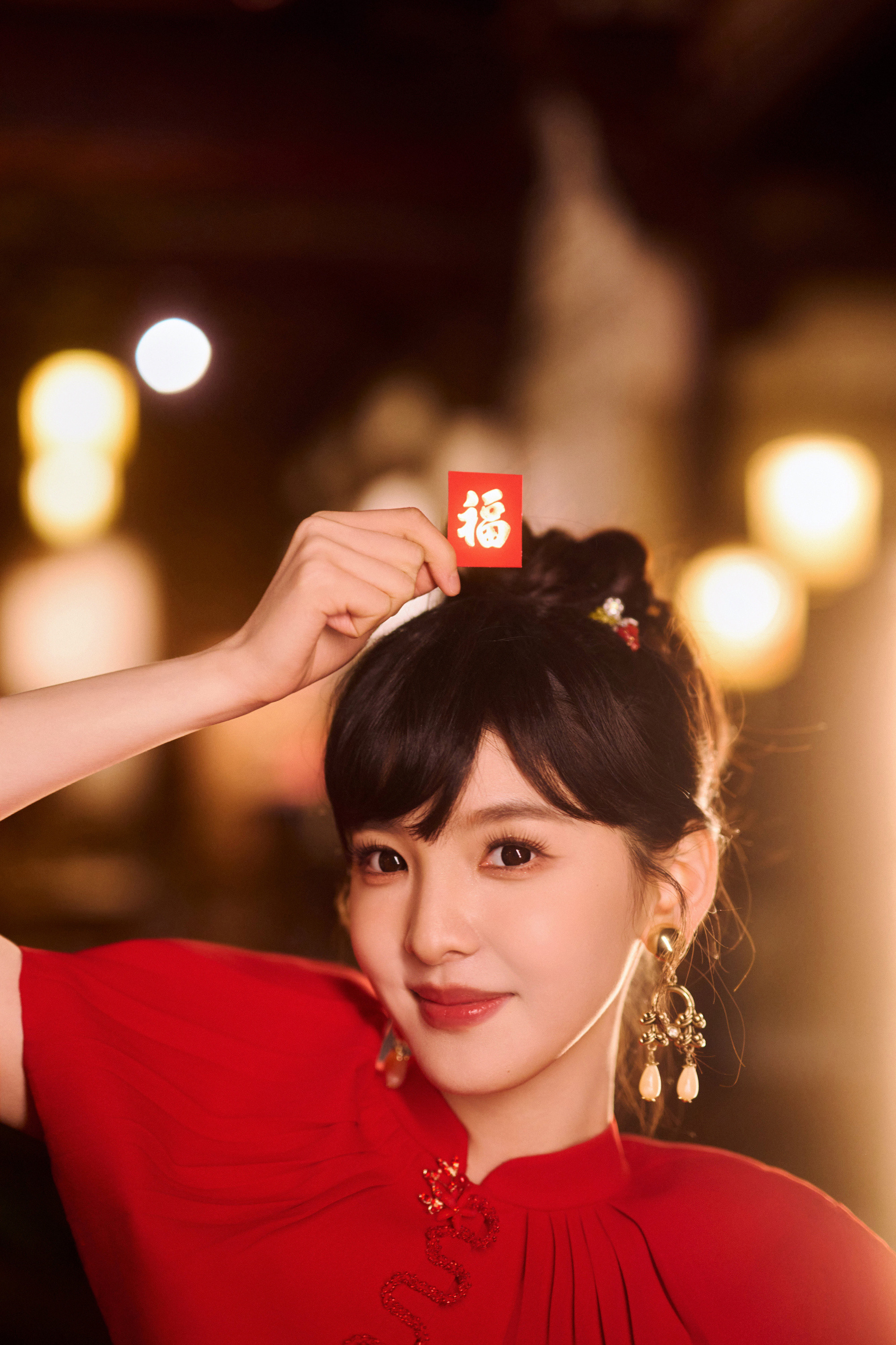 章若楠在春晚义乌分会场拜年了章若楠在央视春晚义乌分会场给大家拜年送祝福了，红红