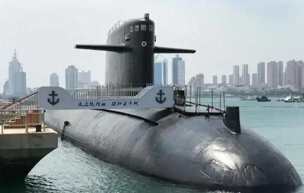 为什么核潜艇能够长时间保持在水下？说白了，要不是潜艇兵得冒头喘口气，核潜艇甚至能