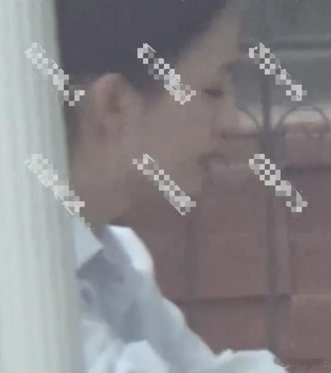 佟丽娅与助理悠闲热聊状态超好！佟丽娅与助理悠闲热聊状态超好。近日，佟丽娅坐在