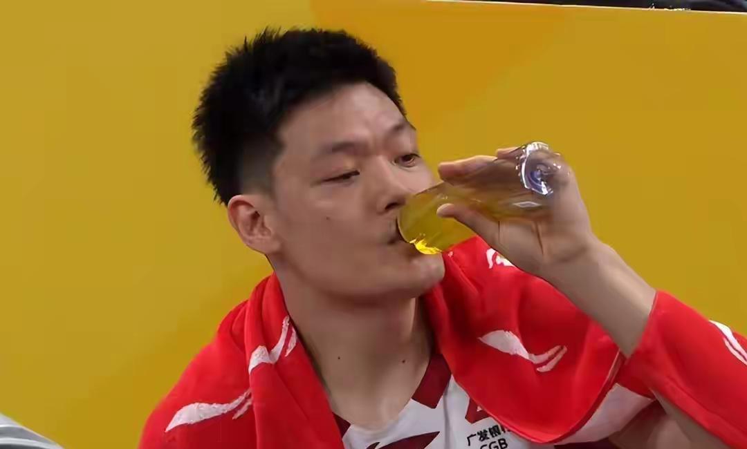 技犯+违体，山西队双双拿第一，完败卫冕冠军，输球又输人。看了广厦对山西这场比赛有