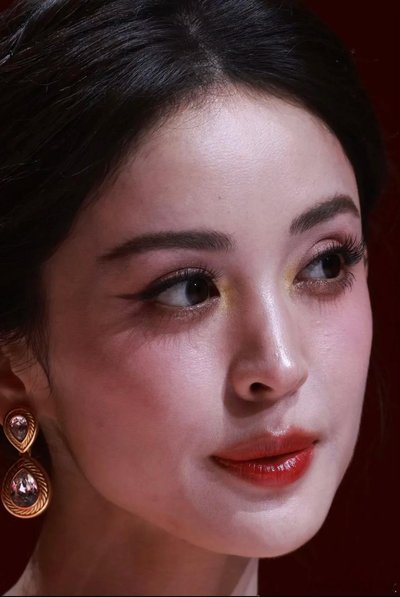 毛孔清晰可见也不影响的美貌冲击，她精致得可怕​​​