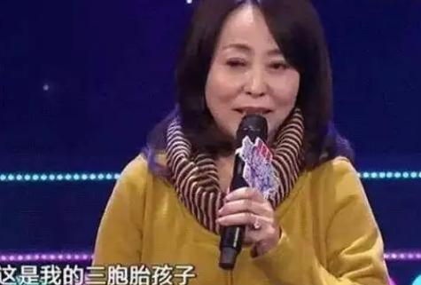 50岁富婆冒死为小19岁丈夫生下三胞胎，这段不被看好的姐弟恋当年轰动全城。如今1