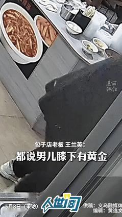 “泪目了！”5月8日，浙江，男子走进饭店下跪讨饭，本以为会被看不起！不料，老板娘