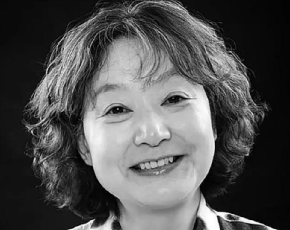 她是1977年中国恢复高考以来，第一位高考女状元，语文差一分满分，她的作文更是被