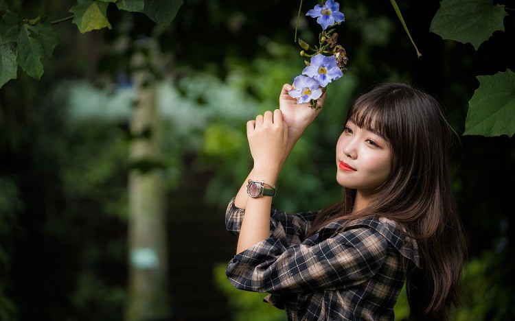 女人拒绝跟你约会，大概率是认为和你在一起不合适。她和你接触下来，发现两个人之间