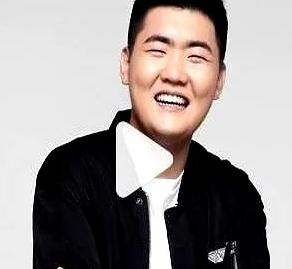 闫学晶儿子，长相一般，身高一般，颜值一般，戏约却不断。原因无他，爹是林越，妈