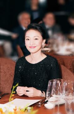 周迅突然被推上热搜，是因为郑钧在节目上爆料，周迅前男友是他们乐队的键盘手，之前在
