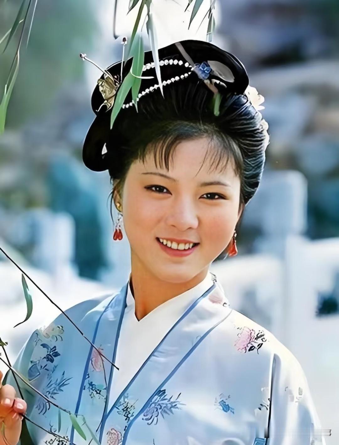 里袭人被宝玉踢得吐血，明明伤势不轻，却死死拦住宝玉叫大夫，宁愿暗自忍疼也不敢公开