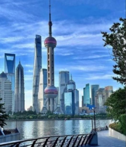 中俄的基本国情是不同的。俄罗斯不缺粮食，不缺能源，关起门来是可以过日子的，而且它