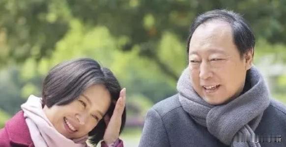 刚见到她时，老太太约摸70来岁，一头银发，人很利落精神。她老伴也是体制内，比她退