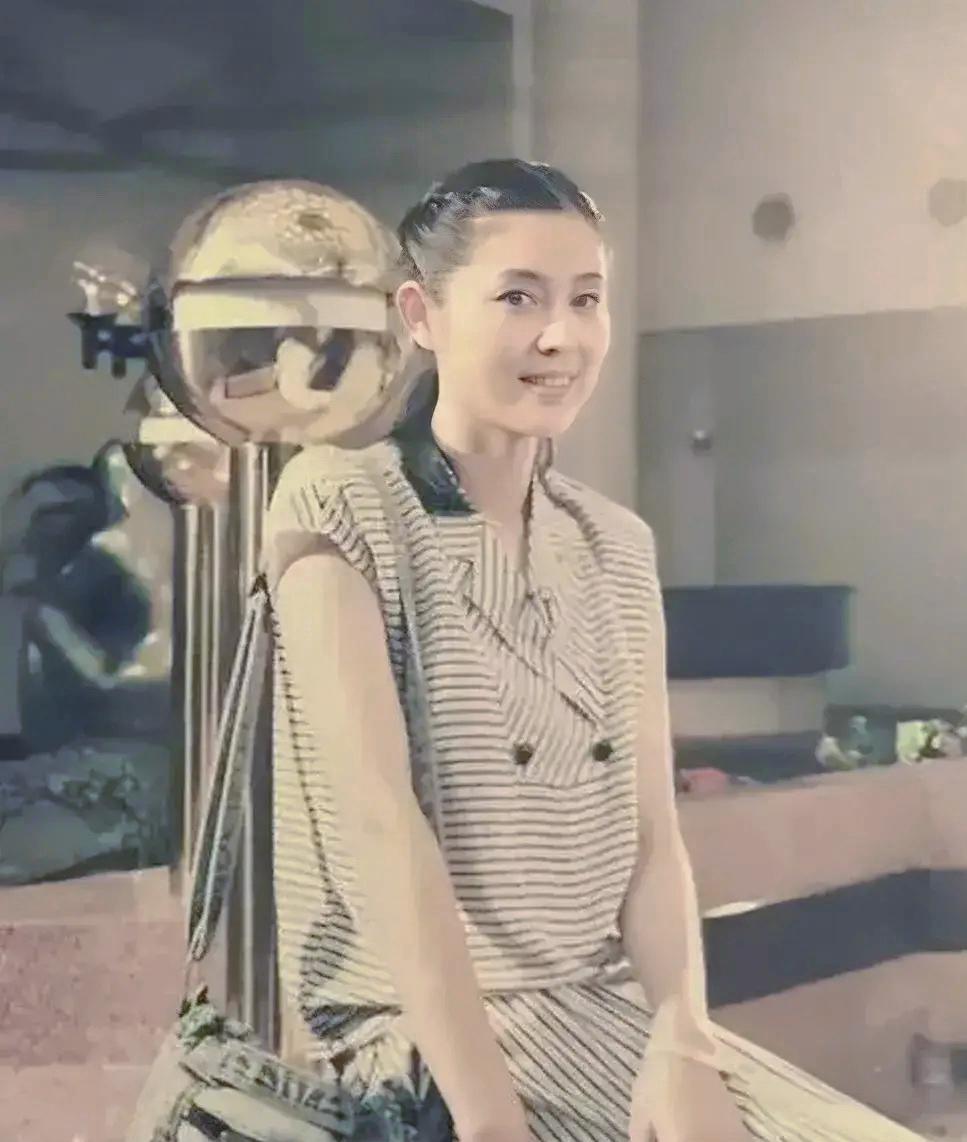 翻到一张1983年的老照片，24岁的倪萍站在镜头前，真挺让人眼前一亮的。那会儿她