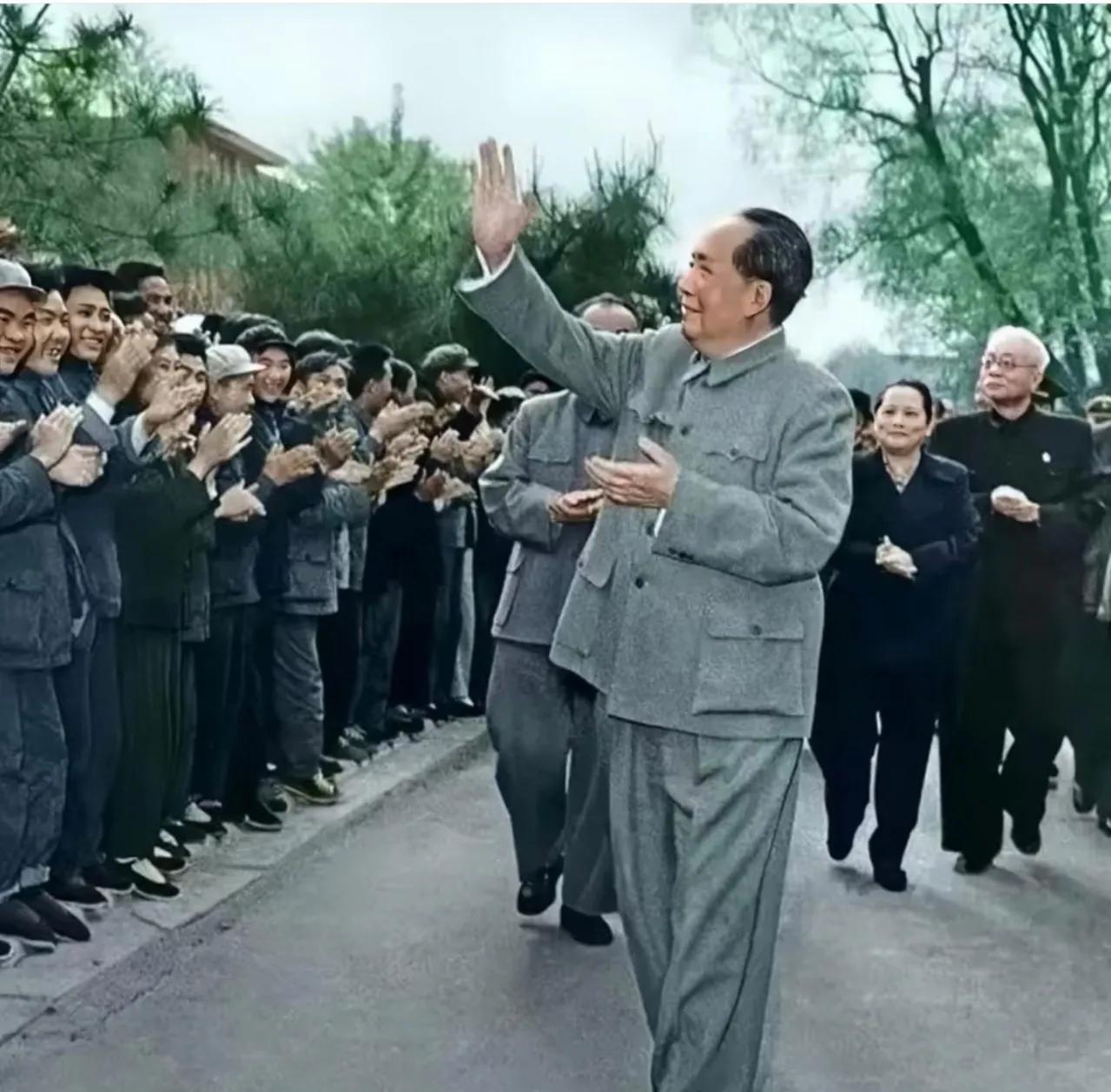 这张老照片意义非凡，它将伟人的高大形象清晰展现，定格了一个令人难忘的历史瞬间。画