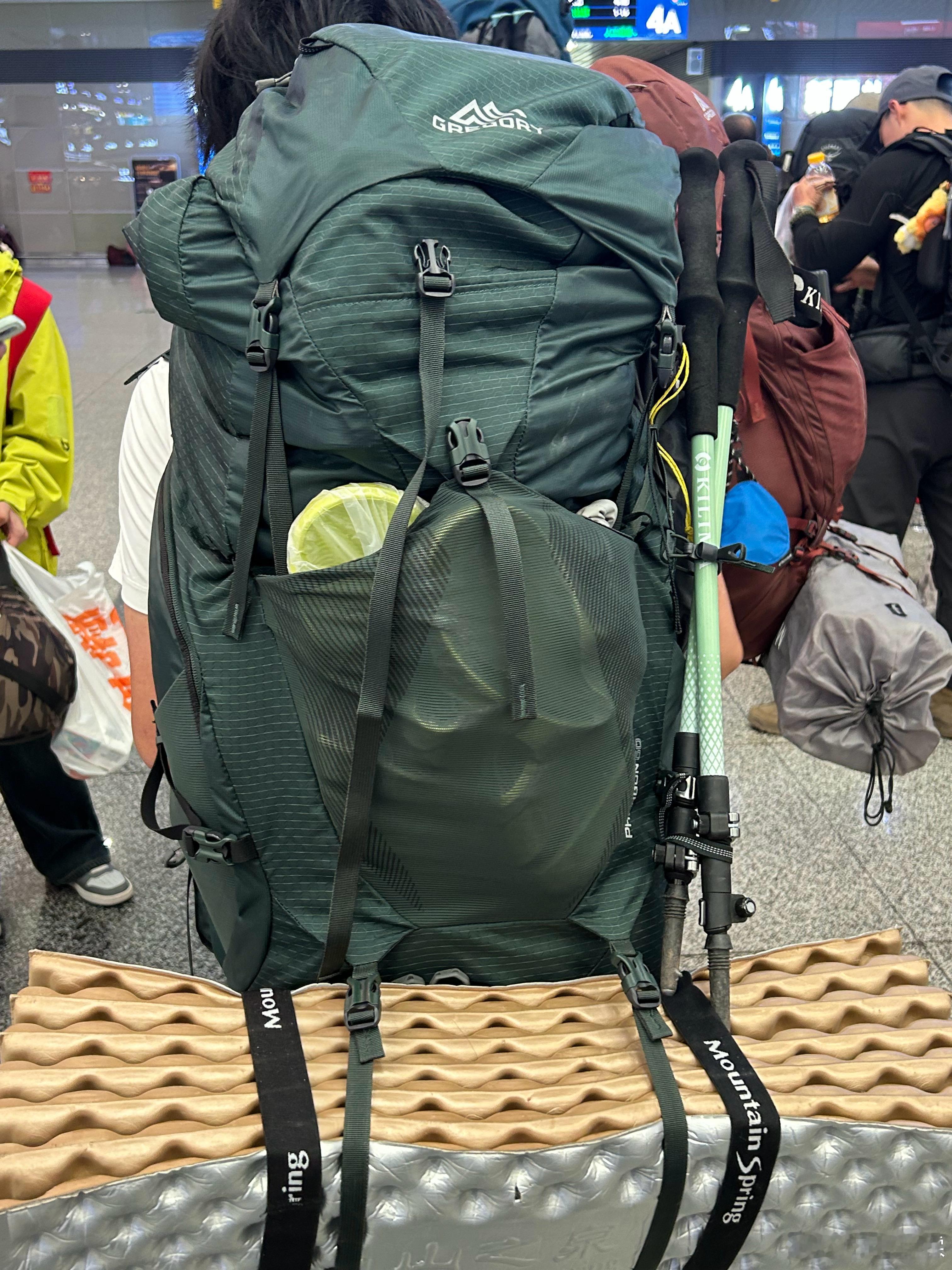 从乌鲁木齐开往阿勒泰的K9735次列车，充满了徒步爱好者。上车后，相邻的几个都是重装徒步的，装备都在