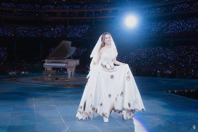 邓紫棋小说获年度刀锋图书奖邓紫棋第一个文学奖项邓紫棋拿下属于自己的第一个文学奖