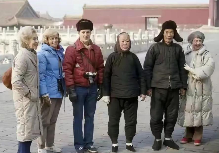 八九十年代还能看到封建社会遗留下来的小脚老太太，如今妇女能够顶半边天，都站起来了