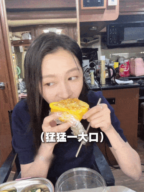 还以为关晓彤喝的香菜汁绿油油的饮品氛围感拉满，脑子里瞬间浮现关晓彤堆满香菜的蘸
