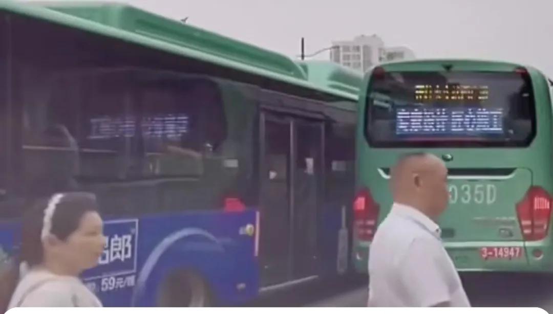 我们都知道横穿马路是不对的，横穿马路不光是不文明的行为，也是违反交通法的行为。这