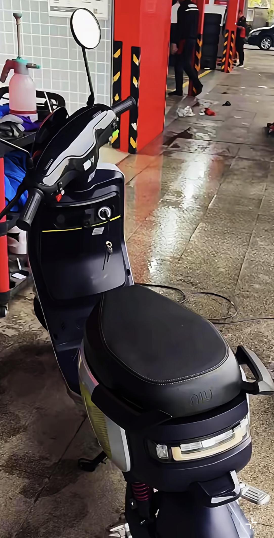 张雪峰的车已经被人洗干净了。骑上心爱的小电驴去接心尖上的女儿，这是他在世时候