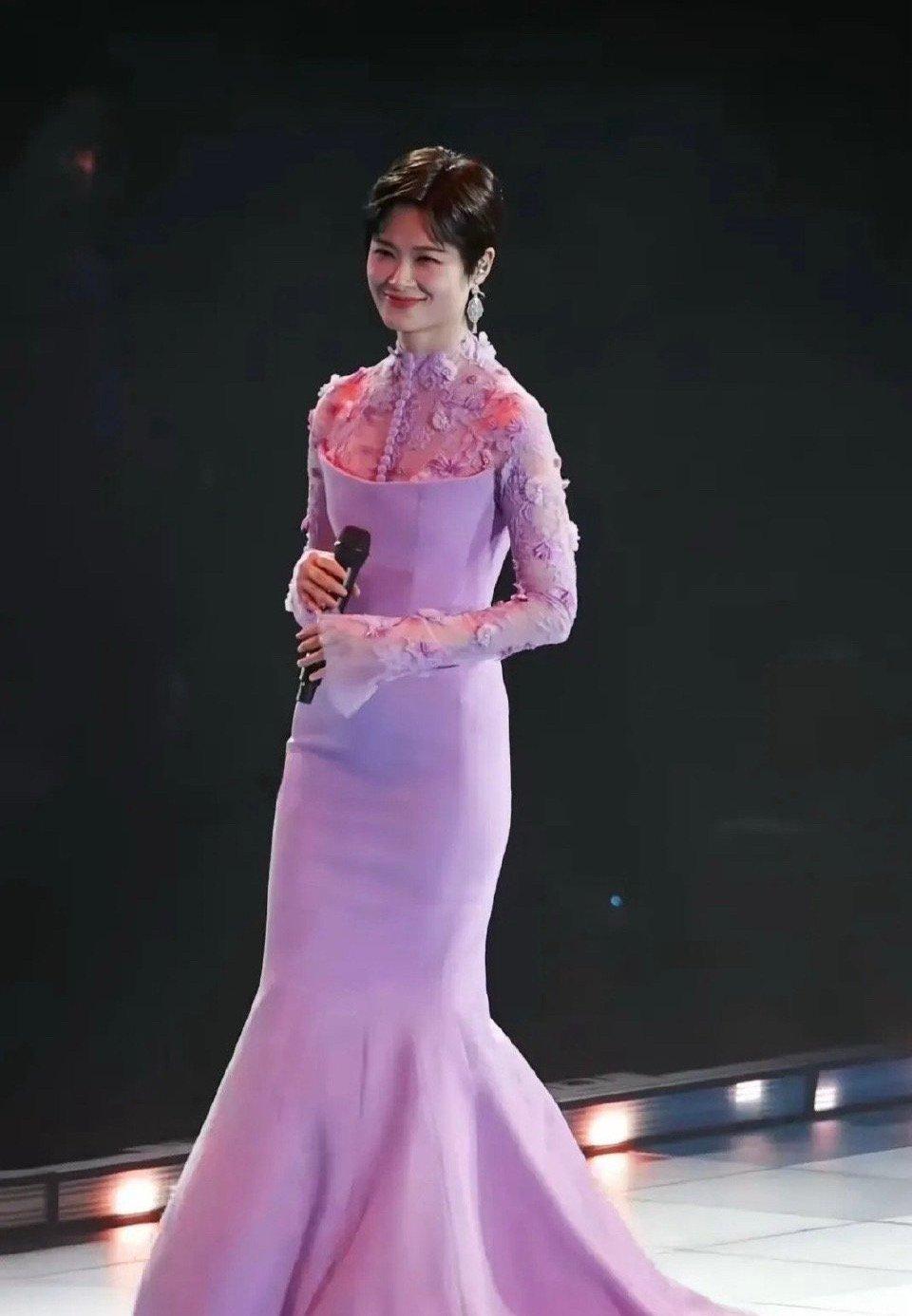 春姐，穿裙子也威武哈。她不愧为一线当红女明星，[呲牙笑][呲牙笑]。