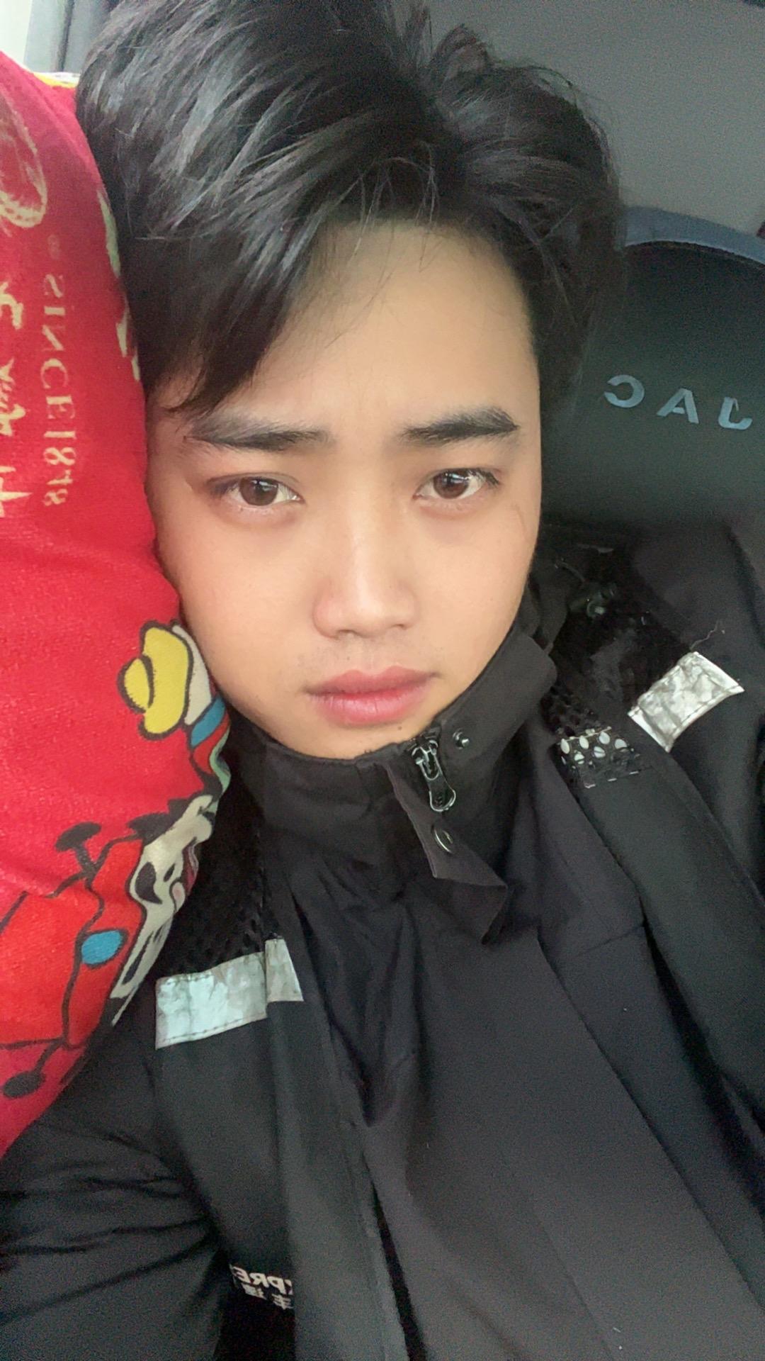 算了算了、得不到的回应就收回自已的心吧！想多了心会累，在她眼里她还会觉...