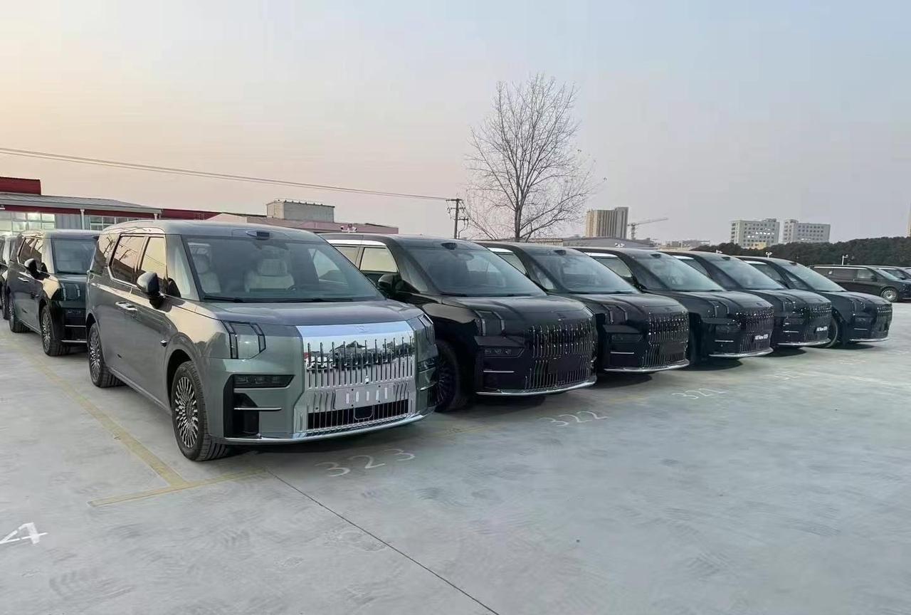 目前市面上有不少极氪009的车，基本都是去年底生产的车子。配置是六座行政四驱，指