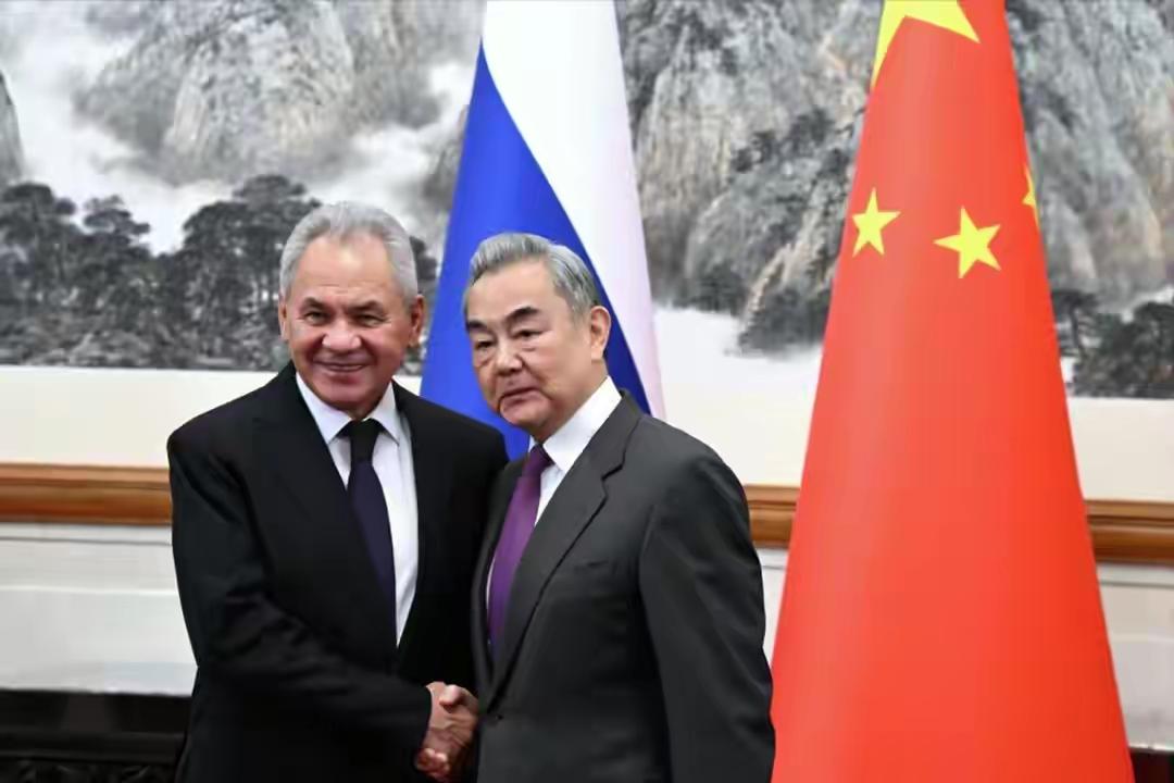 特朗普劝中国“识时务”，外交部一句话怼回，普京也对中国做保证特朗普喊话中国“识