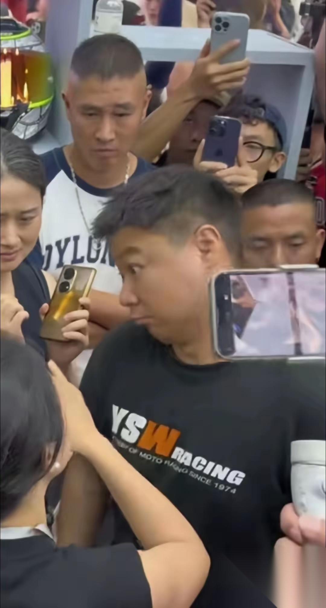 王铸彻底翻车！“王专业”关评论，被张雪实力回旋镖打懵！如今，全网嘲讽的王铸，喜