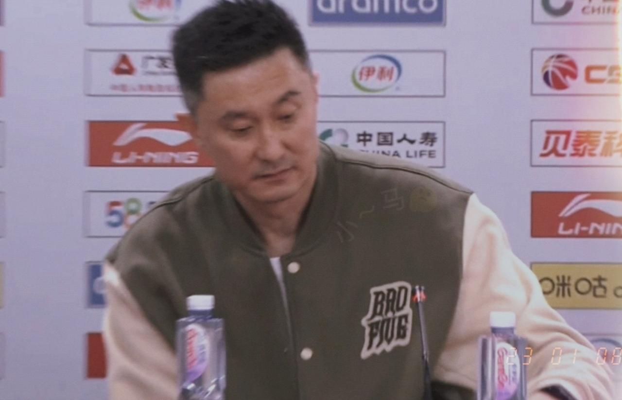 杜锋终究要与广东宏远说再见！此前这个消息其实已经传的沸沸扬扬，但估计喜欢广东