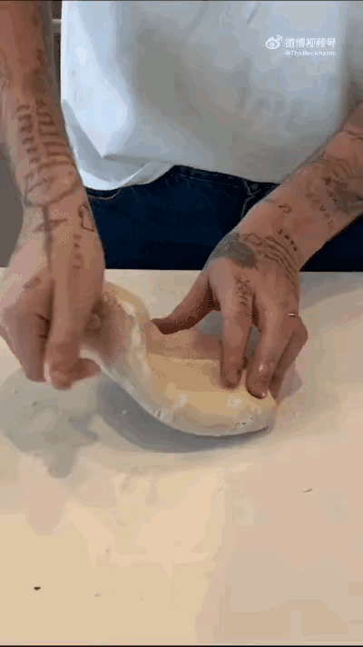 小贝长子布鲁克林竟然会包水饺，太有才了！单就这一点，就很讨喜。因为包水饺的步骤有