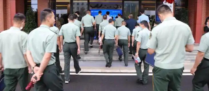军营内部也开始竞争加剧？明明服役满12年便可转业安排进入公职单位，不少老