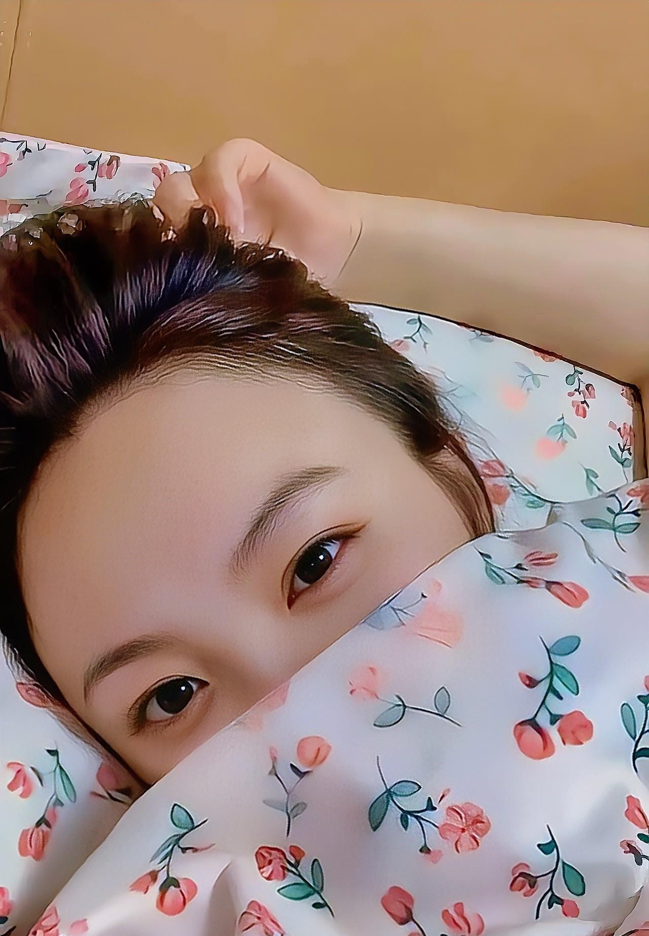 花间梦醒时，轻抚发梢间。