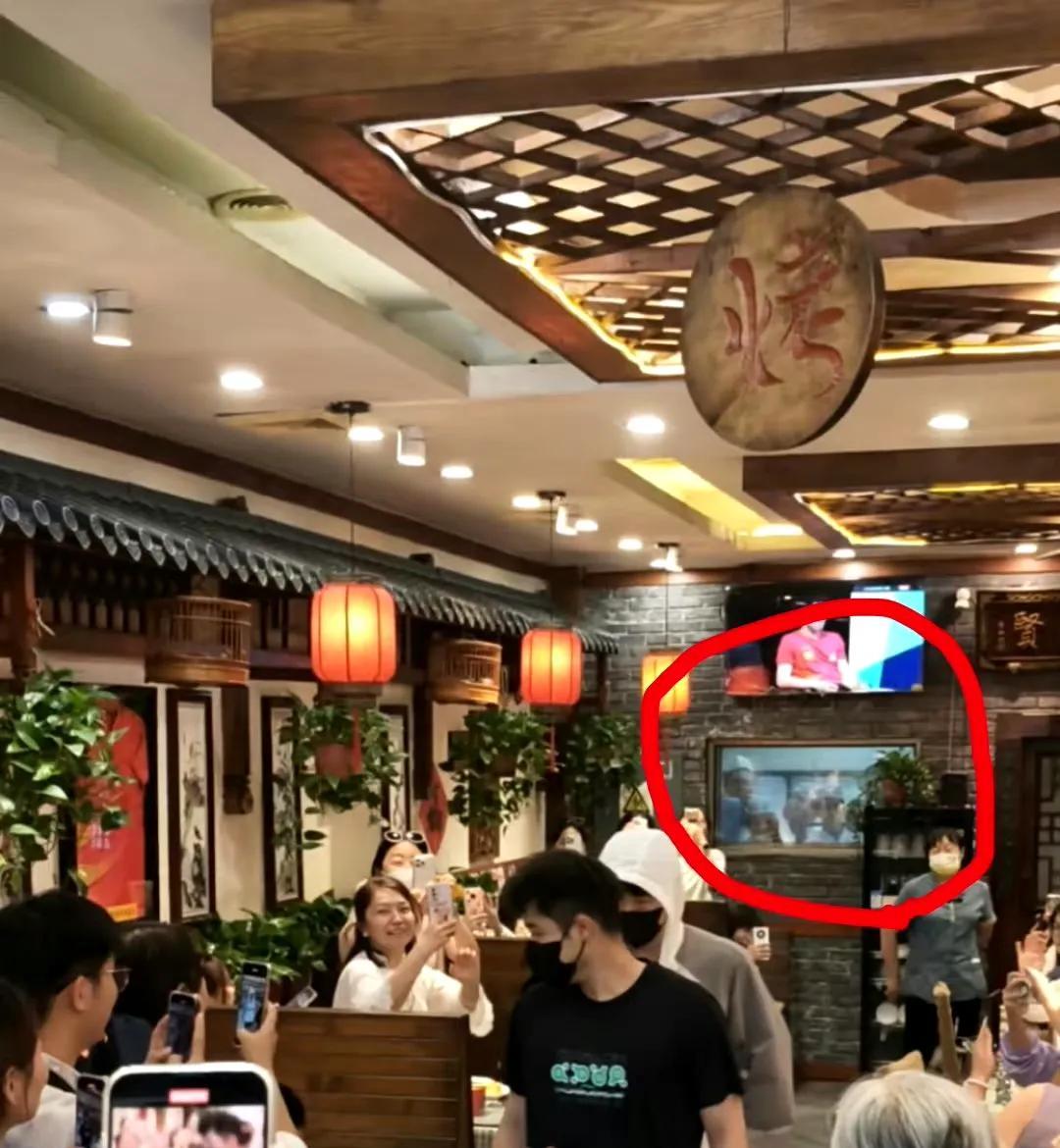笑不活了，大头出现在玉桥餐厅，不仅用餐的人激动不已，后面的厨师们活也不干了，全部
