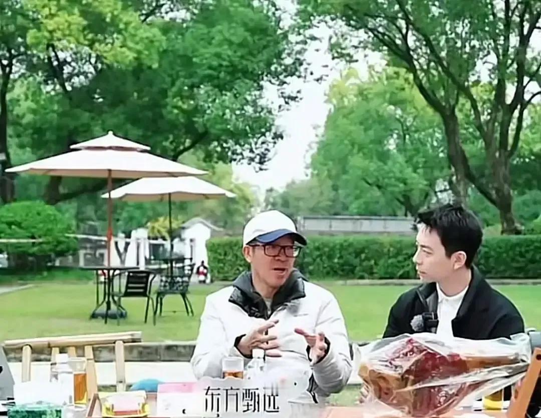 冬冬直播时跟俞敏洪连麦，提前几天改脚本改到凌晨，就怕在老板面前翻车。真到那天，