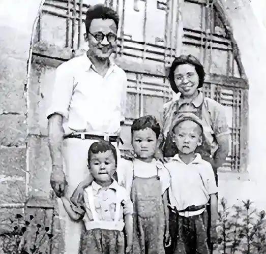 博古去世后，有人劝36岁张越霞改嫁，她反问：6个孩子怎么办?1946年4月8