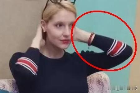 撒贝宁家孩子啃拖鞋，老婆李白压根不管。撒贝宁一进门就看见俩娃趴地上啃他的拖