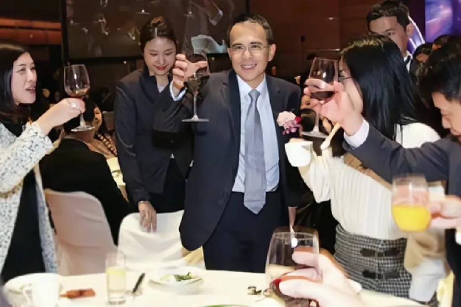 李嘉诚长子李泽钜在父亲李嘉诚97岁生日晚宴上举杯庆祝时的一幕，身旁全都是美女。李