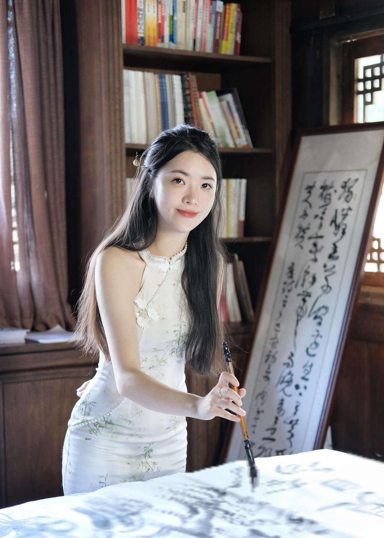 山中小院的笔墨时光｜旗袍与中式美学的温柔相遇躲进山里的中式小院写字，才真正