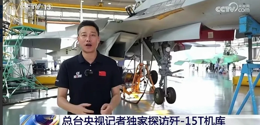 央视奉旨泄密！名义上介绍歼15T，结果镜头就没离开后边的绿皮机.第一个镜头，
