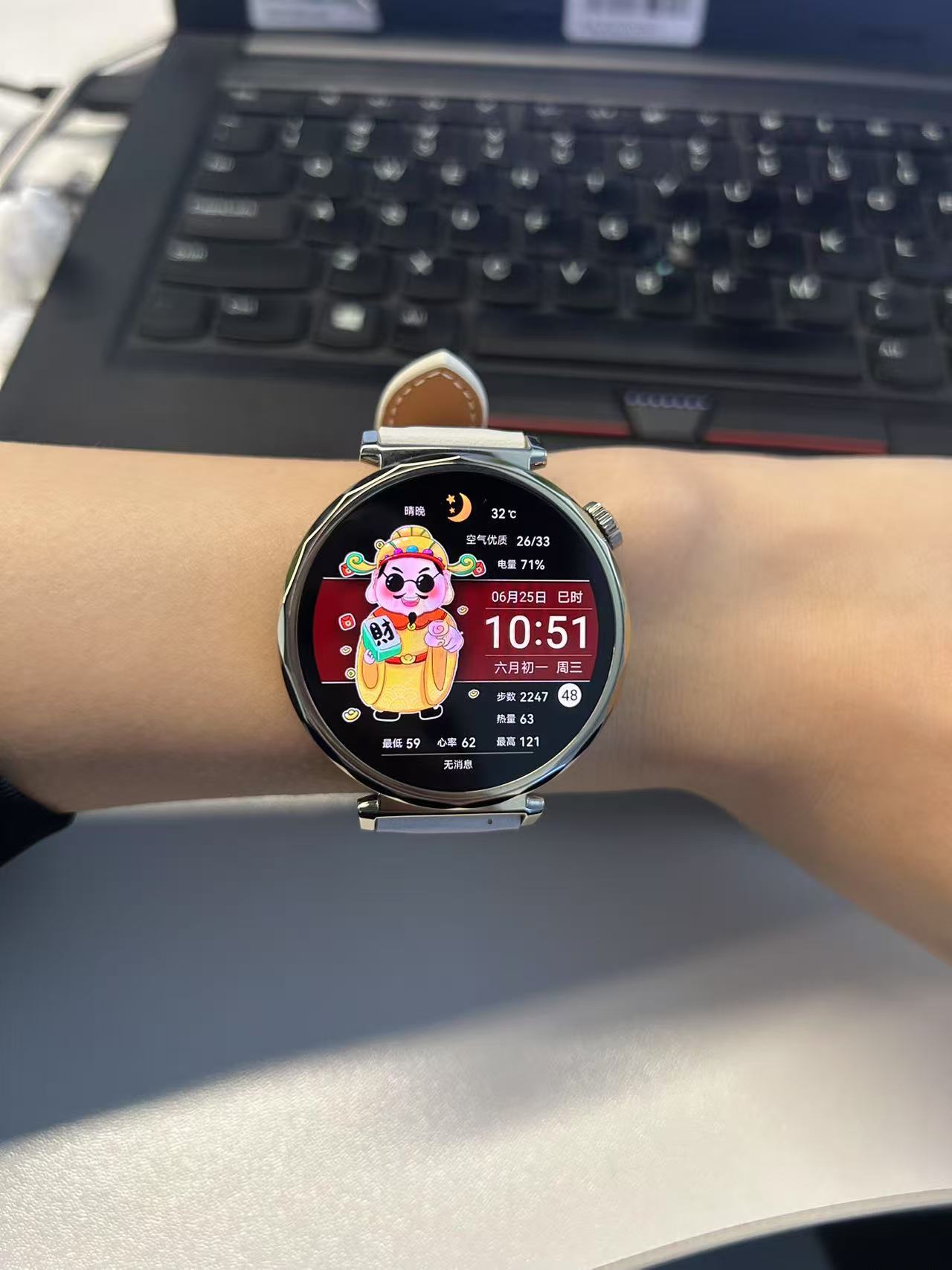上周我媳妇刚买了华为WatchGT5（图1请忽略她这个逗比表盘），就是看中这