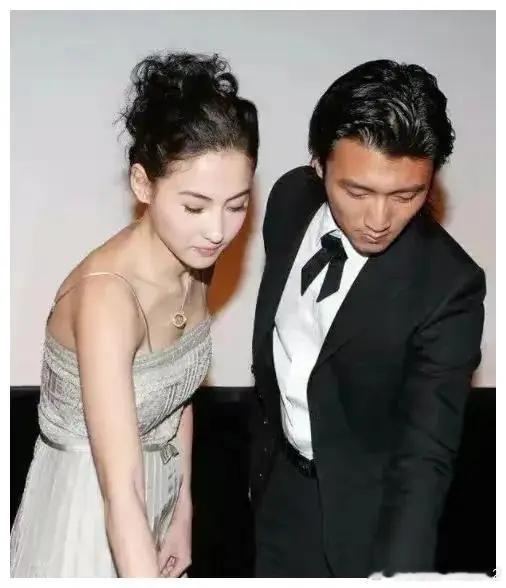 谢霆锋和张柏芝。好像这一对是很多人的意难平。觉得他俩是真爱，很可惜最终离婚了。确