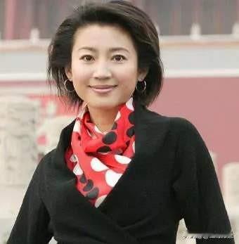 前央视著名主持人王小丫已经58岁了，人生如白驹过隙，一转眼她已经花甲老人了！