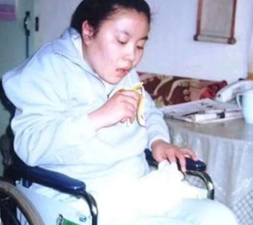 1995年4月28号晚上，朱令大舅妈跑去找清华老师薛方渝报案，直接说了是铊中毒，