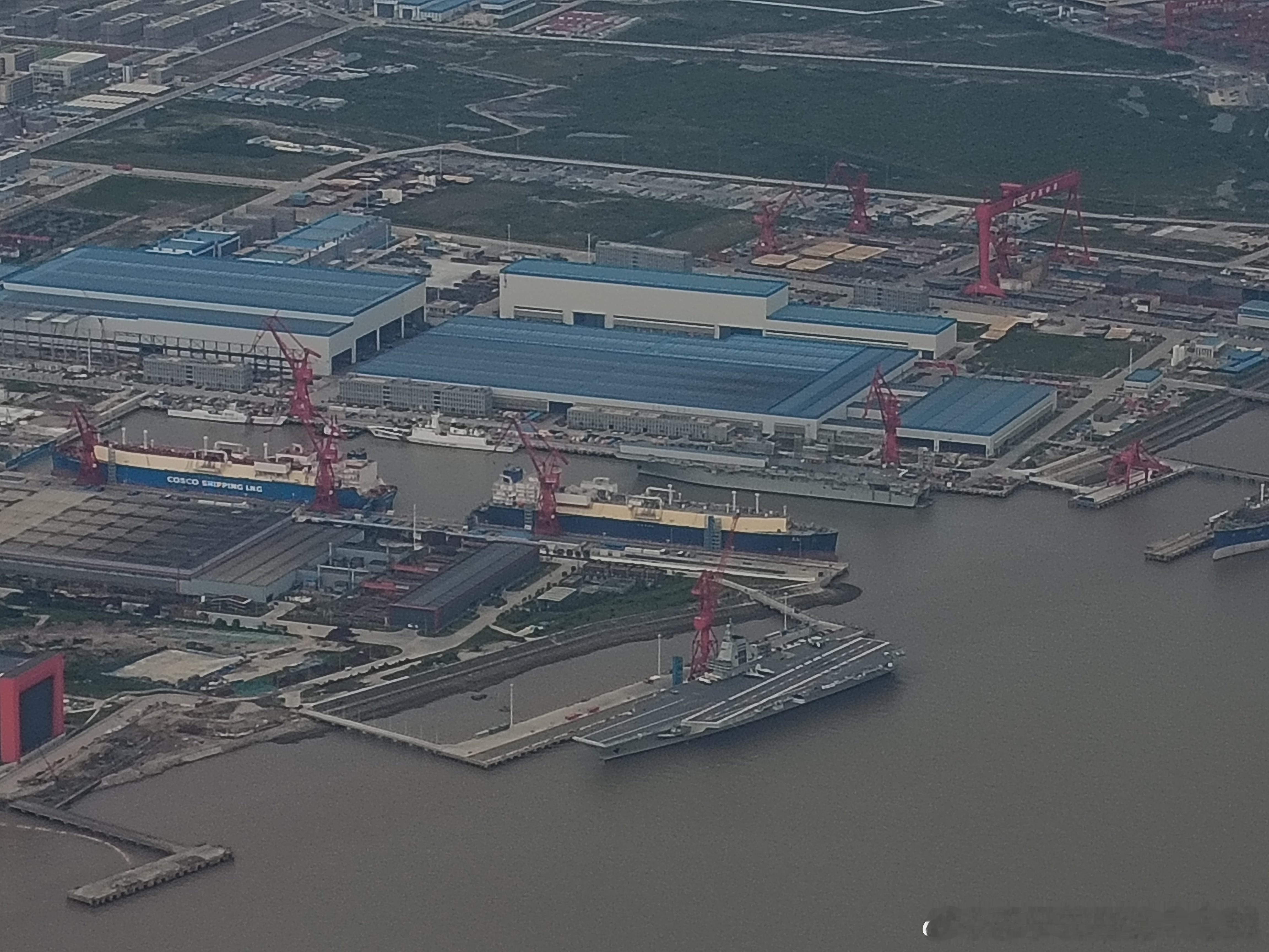 网友（另外，因为此前“福建舰”在港池内停靠的位置被商船占了，不知道“福建舰”只是