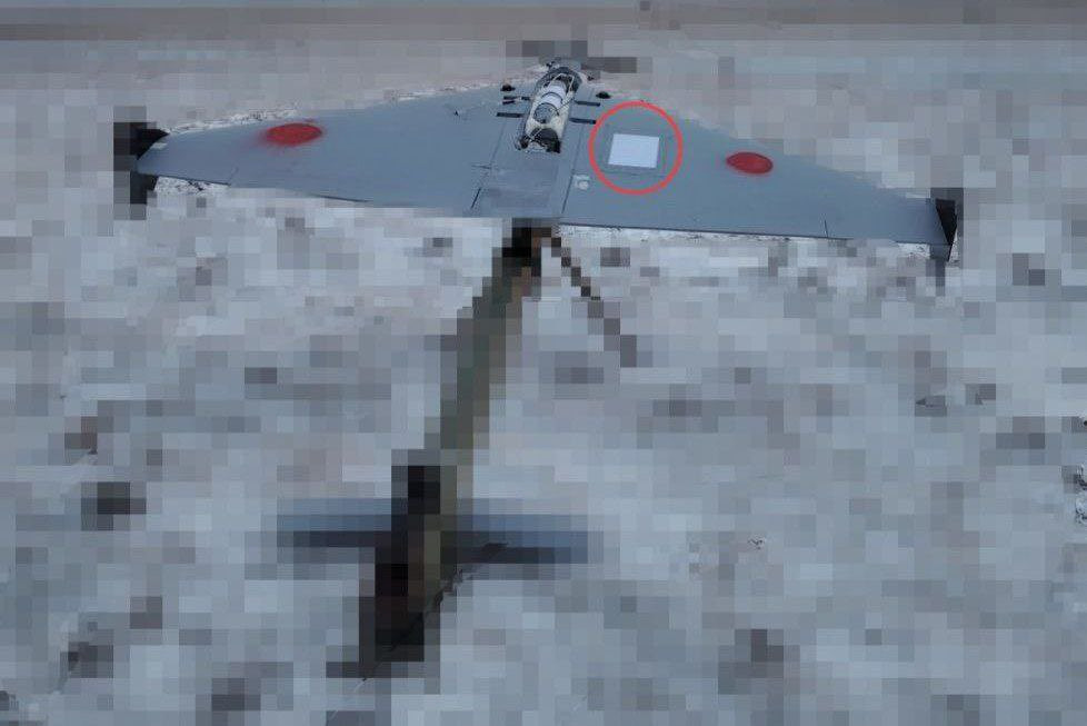 外贸飞龙300C远程巡飞弹背部尺寸巨大的天线，配合国产“星链”使用？毛子现在一堆